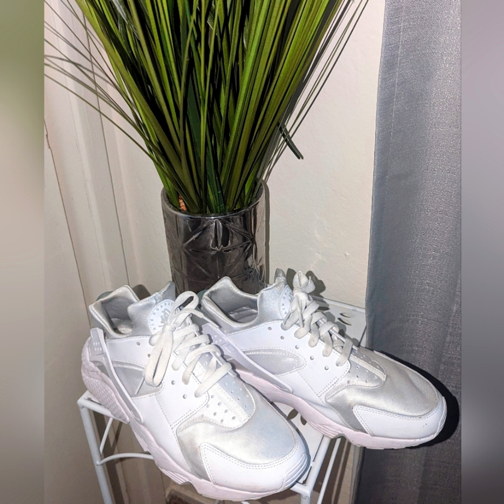 Used Men's white Nike Air Huarache sneakers